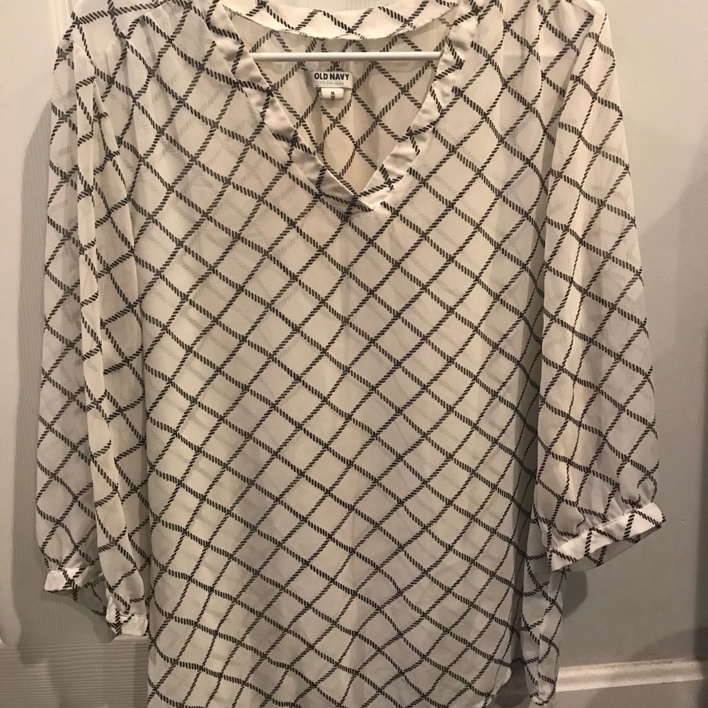 Black and White Old Navy flowy top